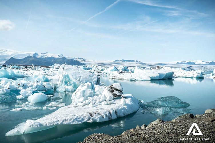 large icebergs floating in jokulsarlon glacier lagoon
