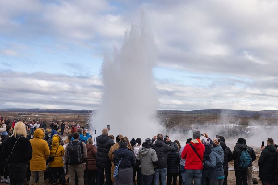 Geysir Crowd