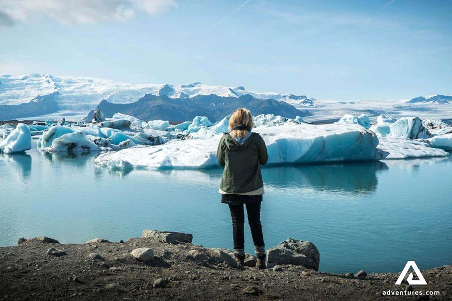 woman looking at jokulsarlon
