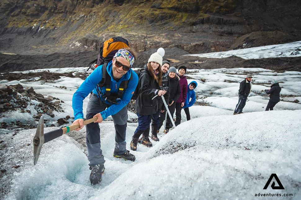 glacier guide carving stairs on falljokull