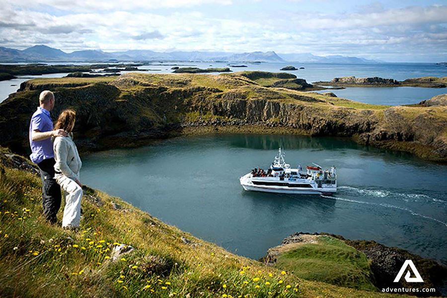 couple near a cliff in stykkisholmur