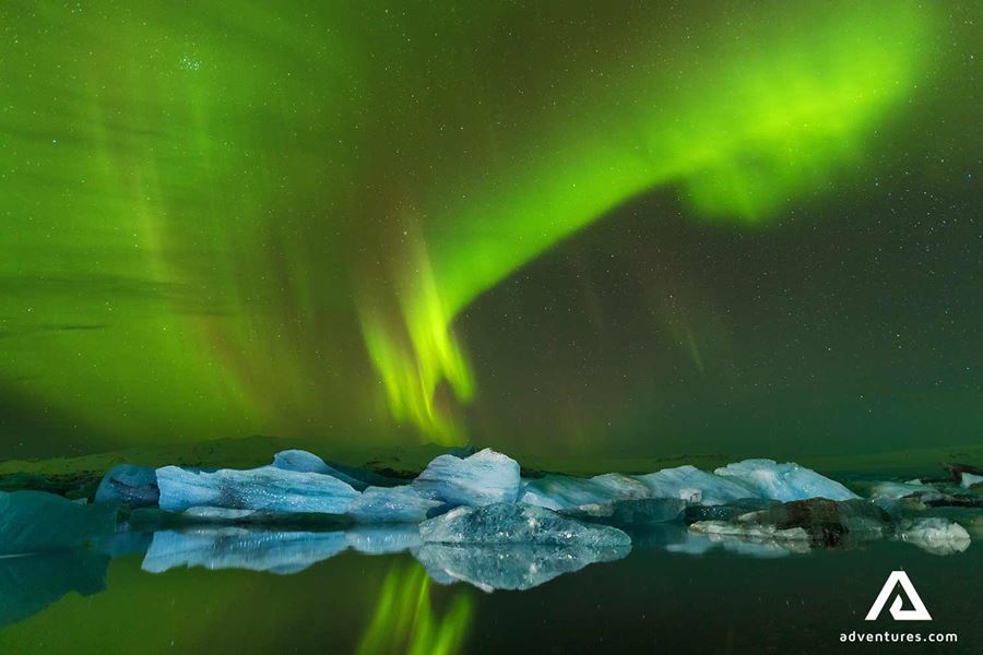 bright northern lights above jokulsarlon